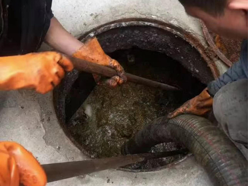 崖州清理化粪池时如何避免沼气的危害？